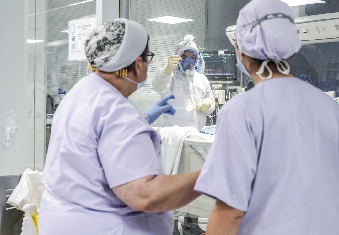 UCI del hospital Arnau de Vilanova de València, durante una de las anteriores olas de la pandemia. 