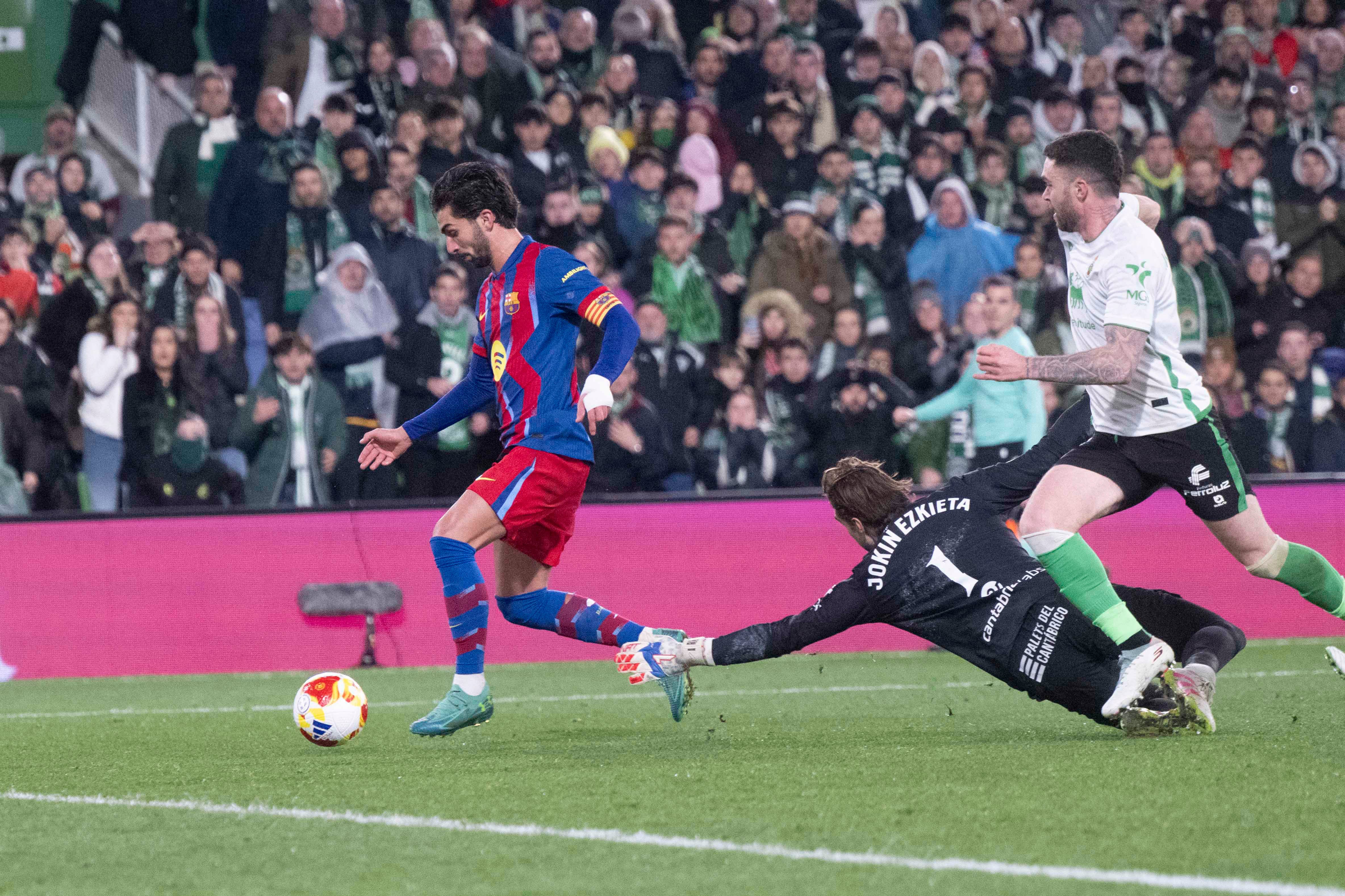 Ferran Torres anota un gol contra el Racing de Santander en el duelo de Copa