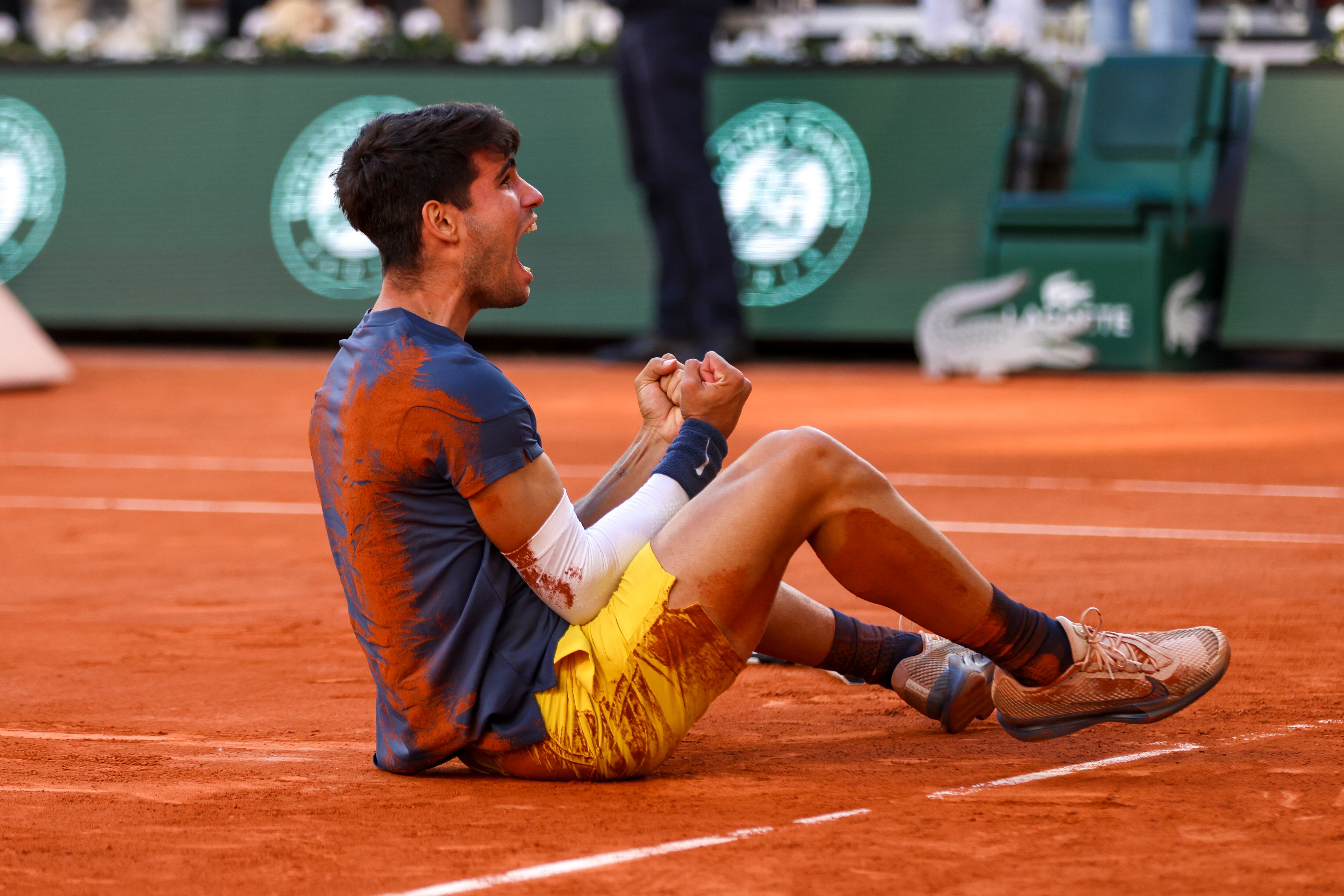 Carlos Alcaraz celebra sobre la tierra batida de París su primer Roland Garros