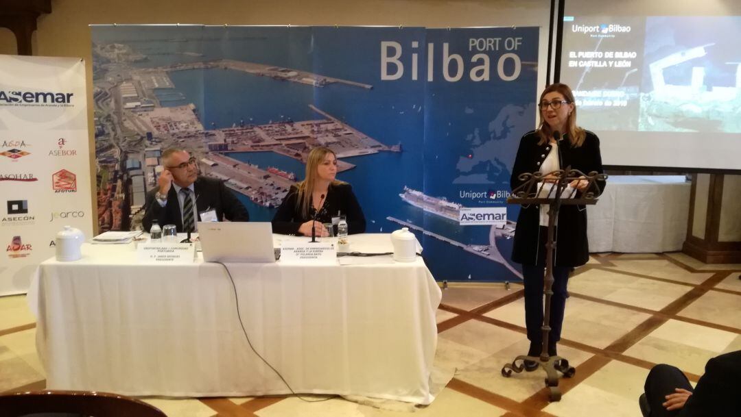La alcaldesa de Aranda, presentaba el encuentro, ante la presencia de Yolanda Bayo, presidenta de ASEMAR y Jaber Bringas, presidente de Uniport Bilbao