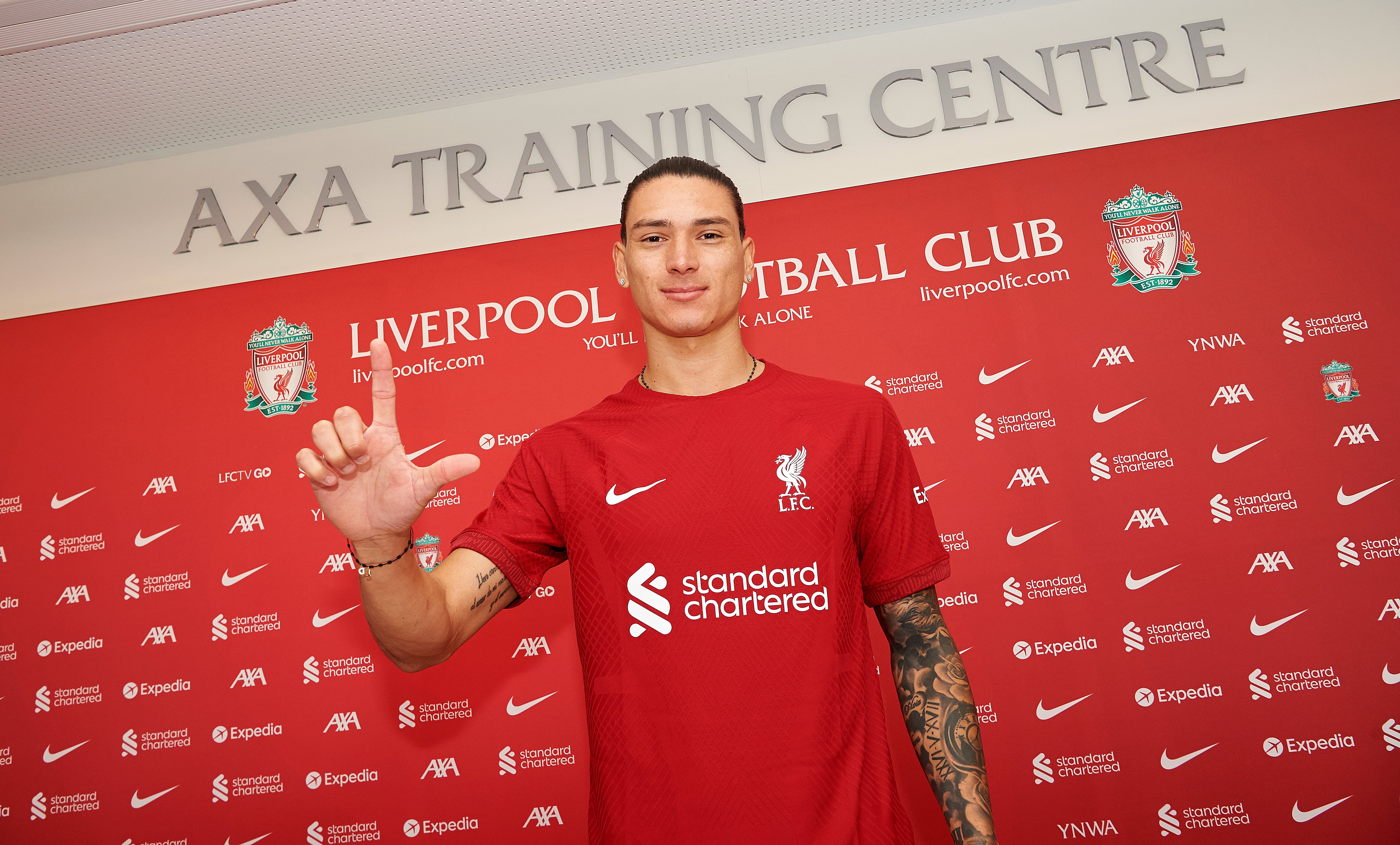 Darwin Núñez posa con la camiseta del Liverpool