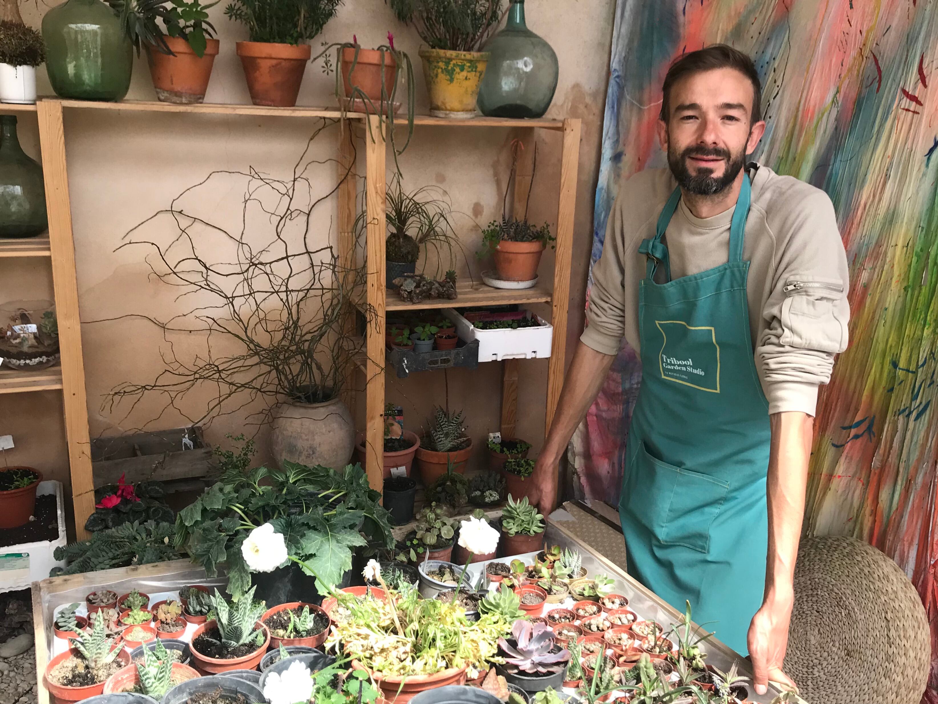 Javier Racionero, creador de Tribool Garden Studio, en su invernadero en Albalate de las Nogueras.