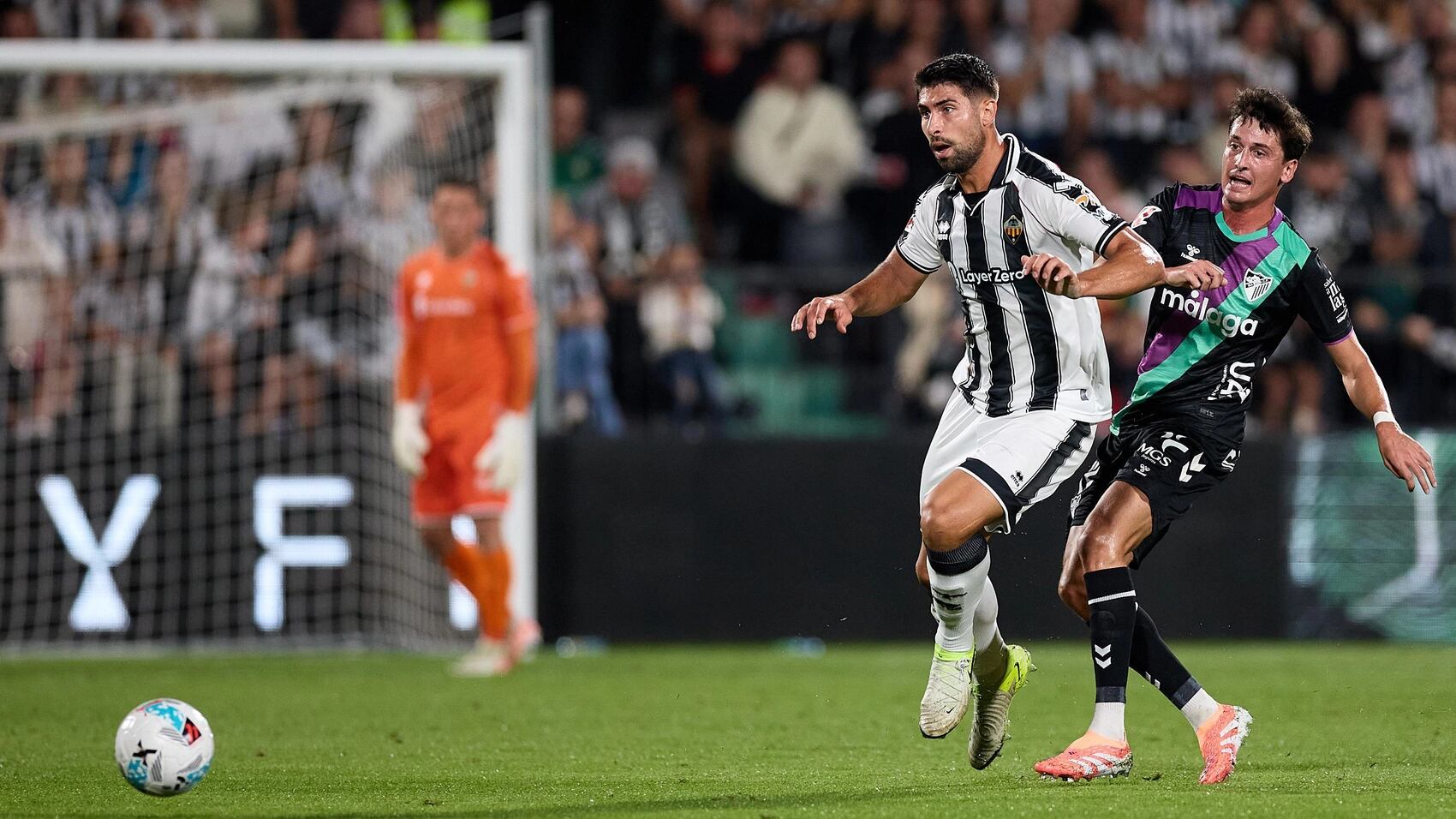 El centrocampista del Málaga Carlos Dotor, en un acción del encuentro ante el Castellón