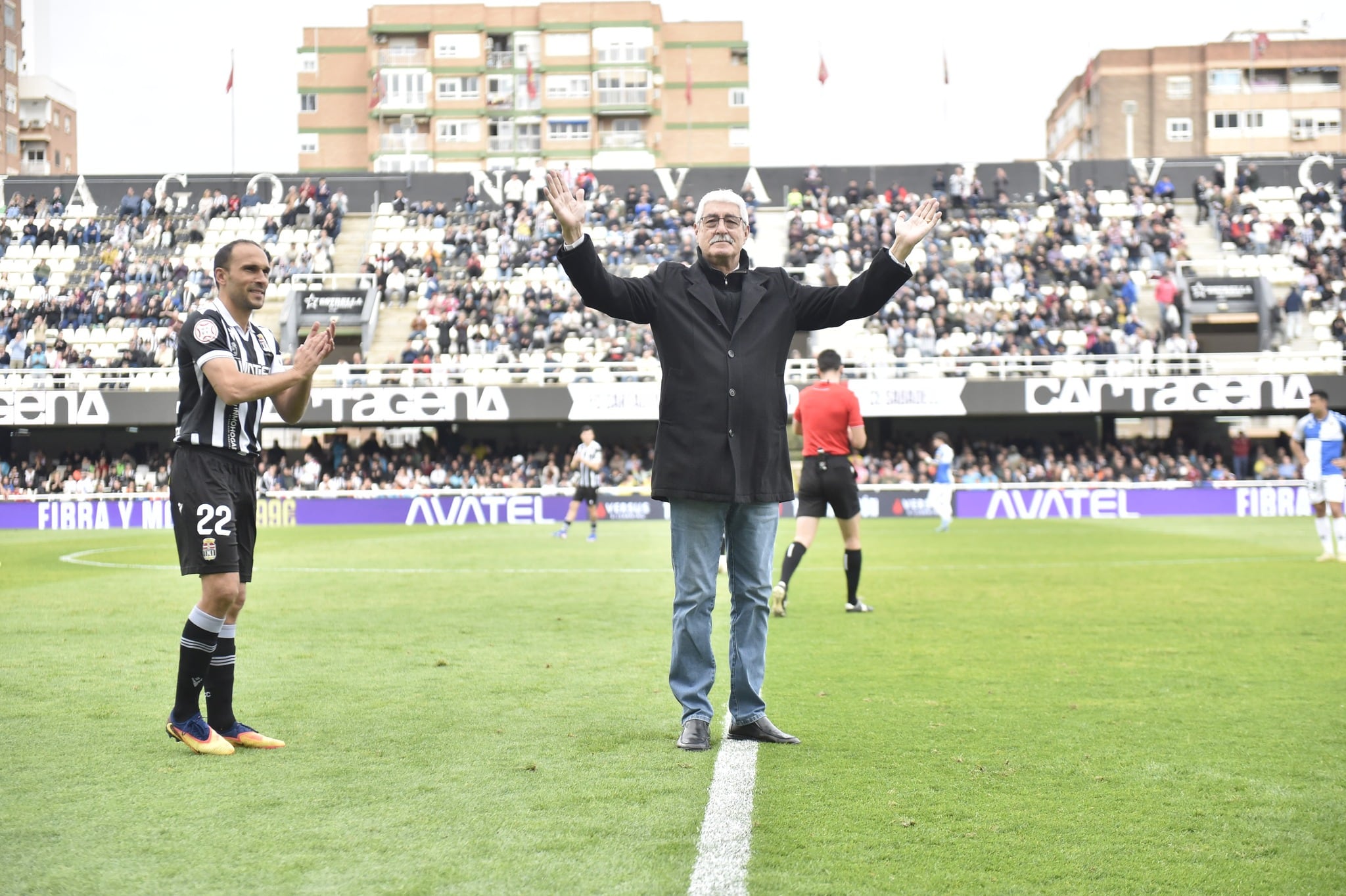 Paco López saludando a la afición del Cartagena.