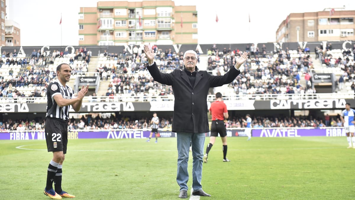 El Cartagena honra al almeriense Paco López, mítico portero del Efesé