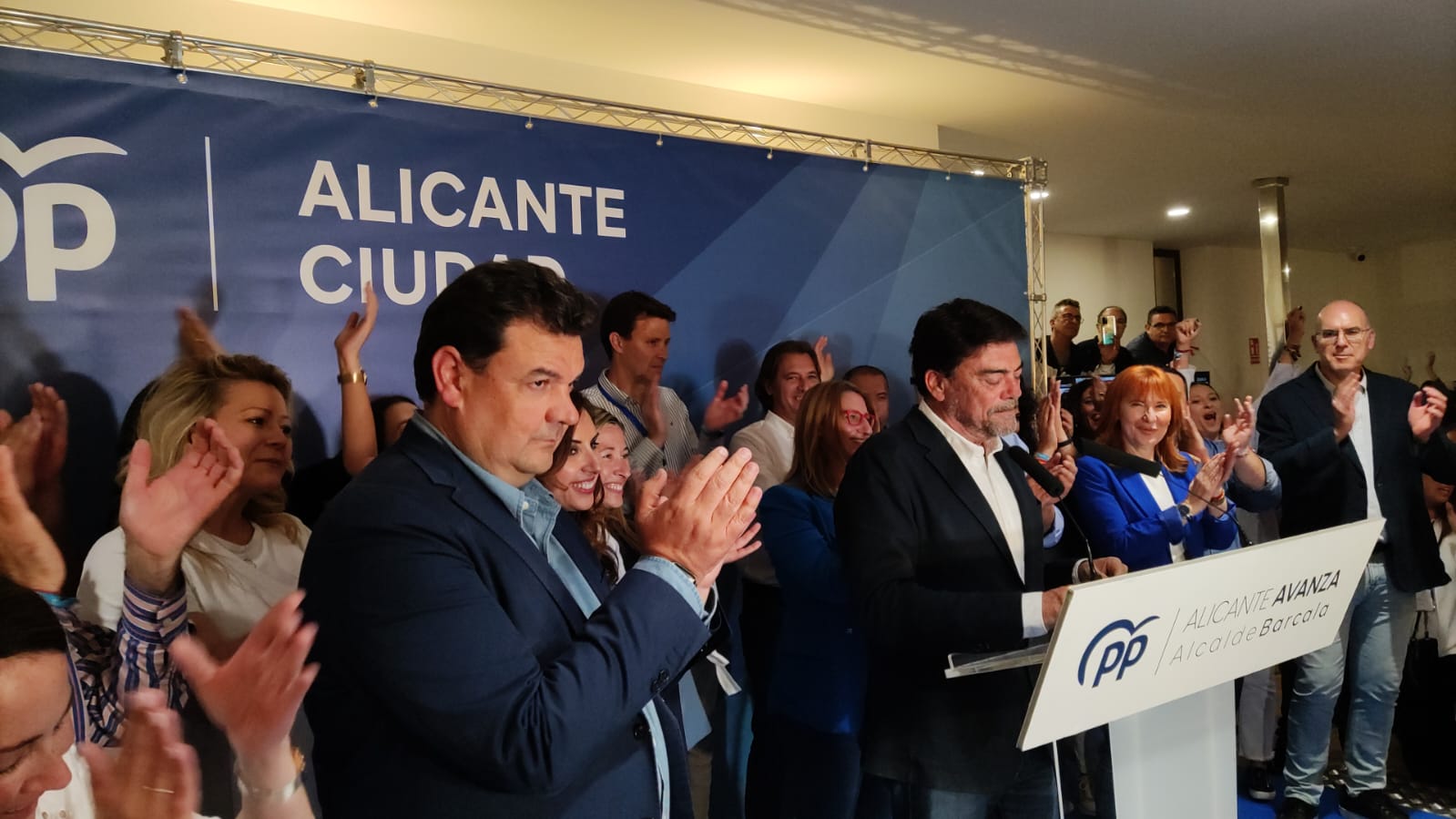 El alcalde Luis Barcala con los miembros de su candidatura en la noche de las elecciones de 2023