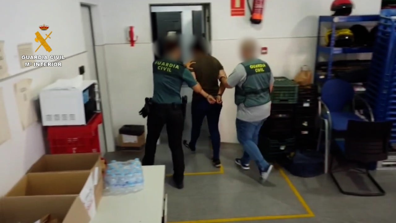 Dos agentes de la Guardia Civil en plena labor de investigación