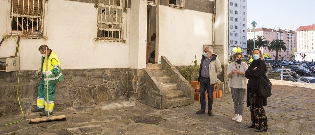 Rosa Gallego con vecinos del barrio de las Flores