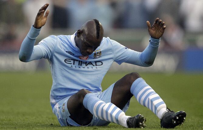 Mario Balotelli se lamenta tras la derrota del Manchester City ante el Stoke