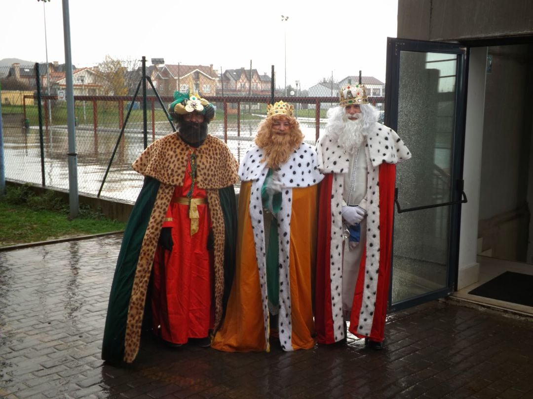 Visita de los Reyes Magos al CEIP Gloria Fuertes de Muriedas