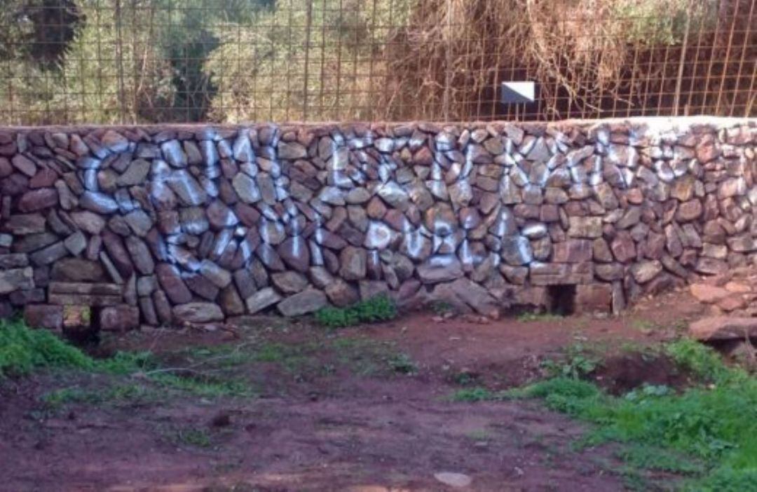 El jutge decidirà si el mur és legal o no i qui és el titular del camí.