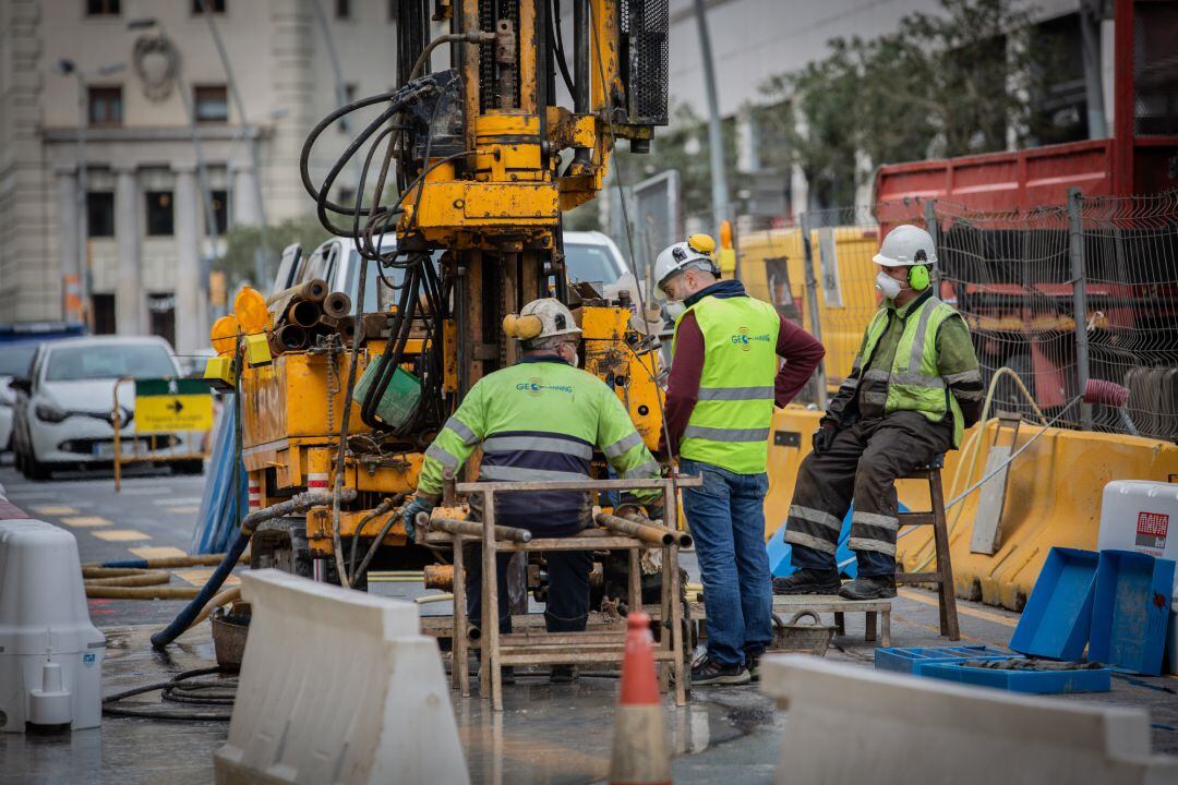 Varios obreros trabajan remodelando una calle durante el tercer día laborable del estado de alarma por coronavirus, en Barcelona