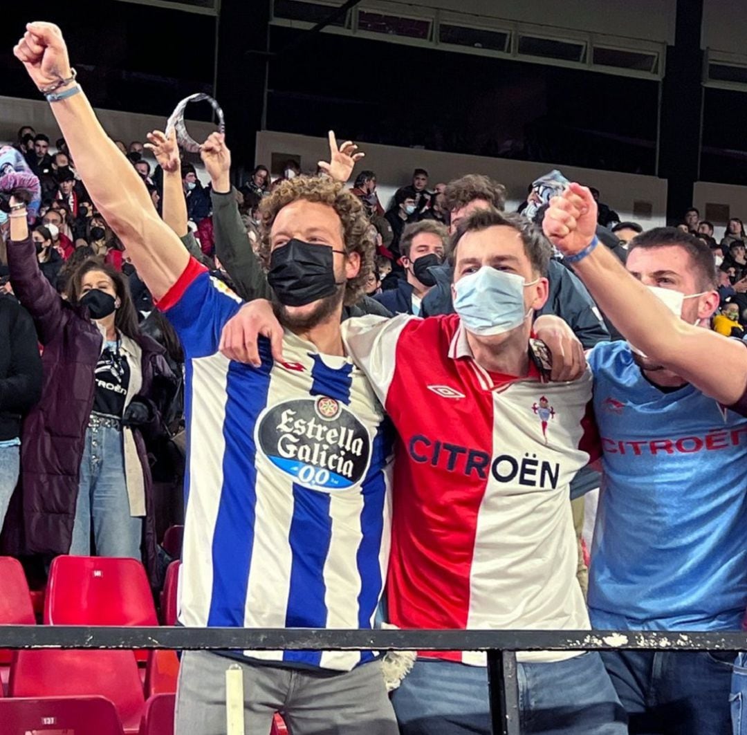 Tres aficionados celebran un gol del Celta en el Sánchez Pizjúan, uno de ellos con la camiseta del Deportivo