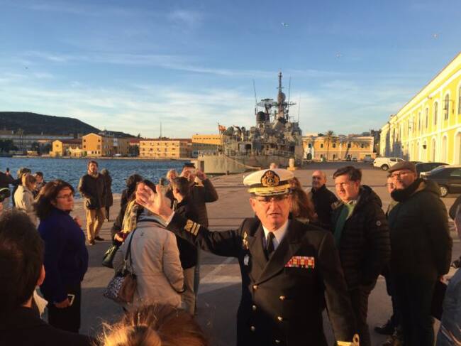 Los asistentes al foro 'Ciudades Sitiadas' visitan el muelle del Arsenal