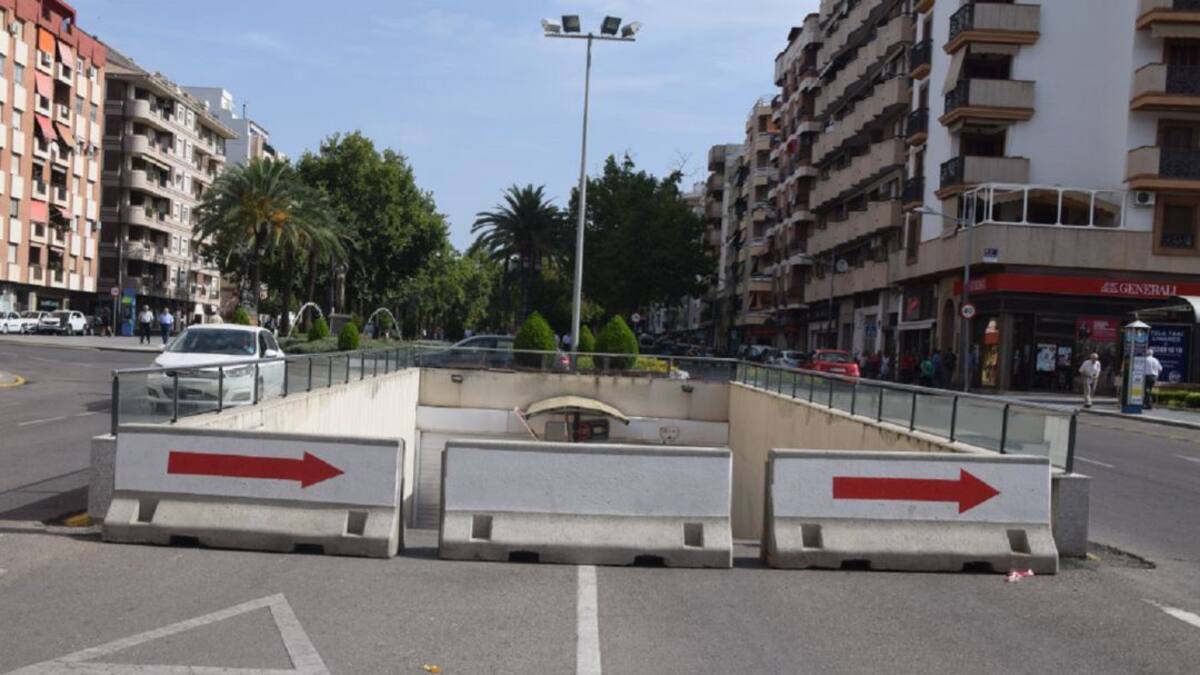 UGT recoge firmas para pedir que abran los aparcamientos cerrados en Linares