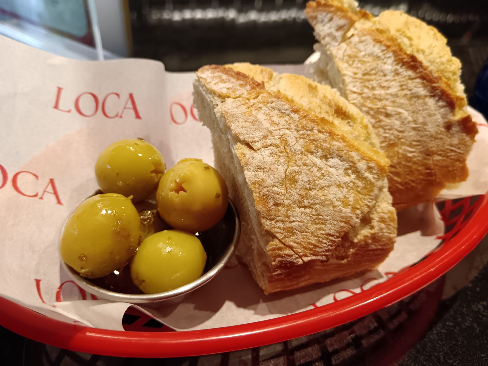 Servicio de pan con aceitunas