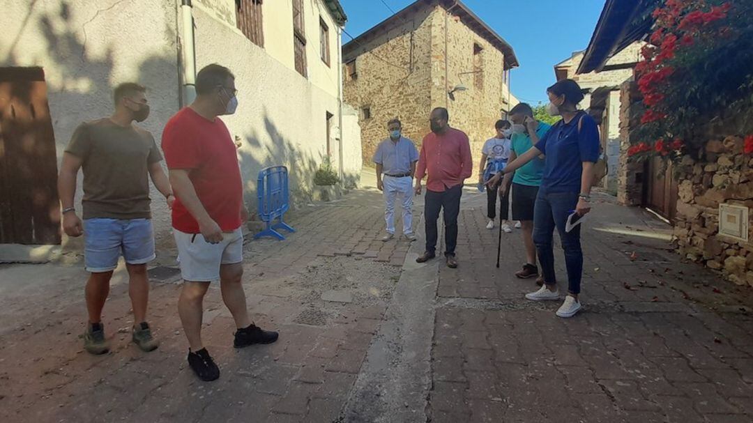 Morala en su visita a San Esteban de Valdueza