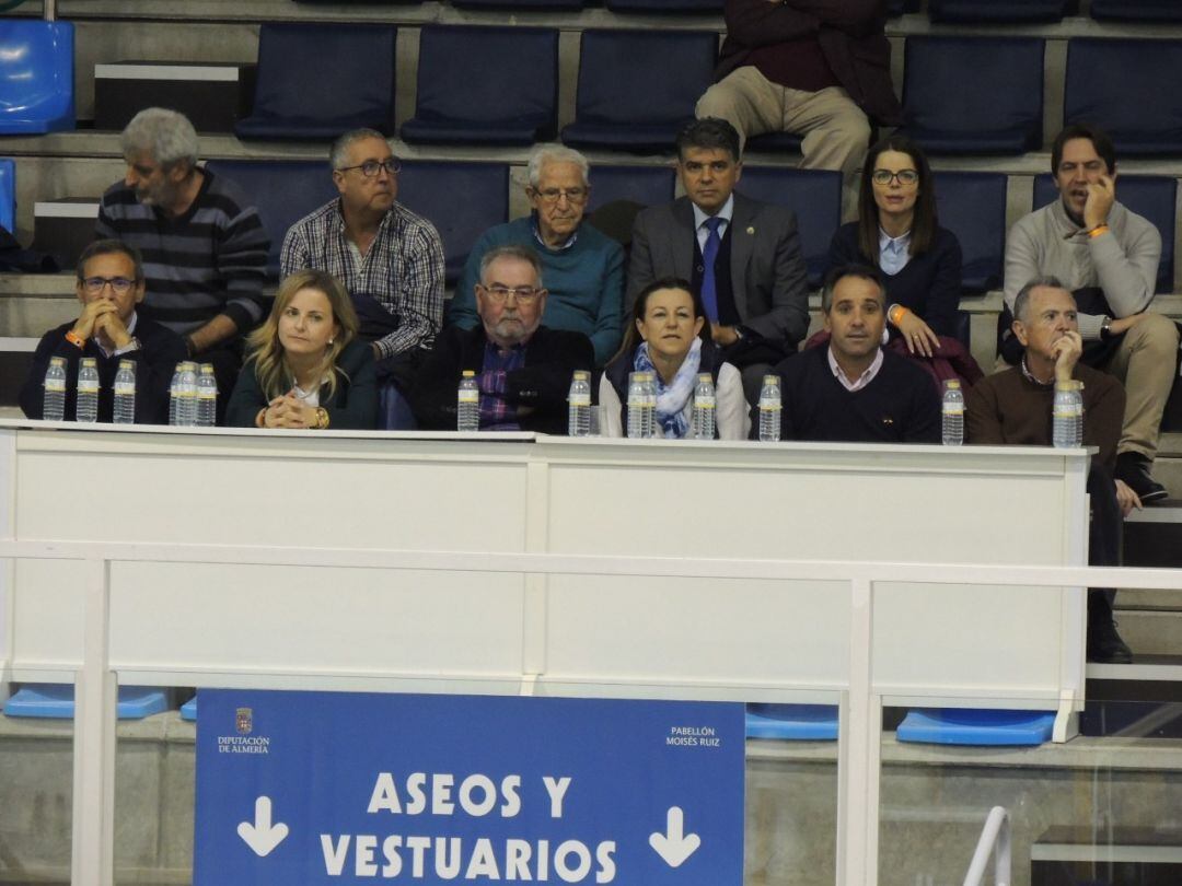 Ramón Sedeño en el palco del Moisés Ruiz.