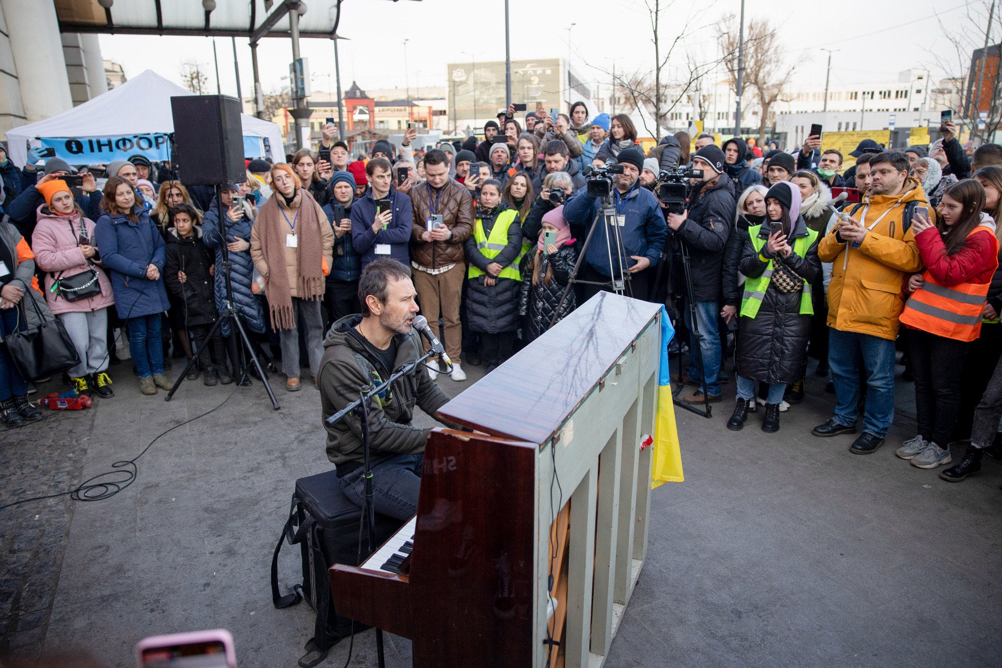 El famoso cantante ucraniano Svyatoslav Vakarchuk, actuando frente a la estación de tren de Leópolis (Lviv), el pasado 12 de marzo.