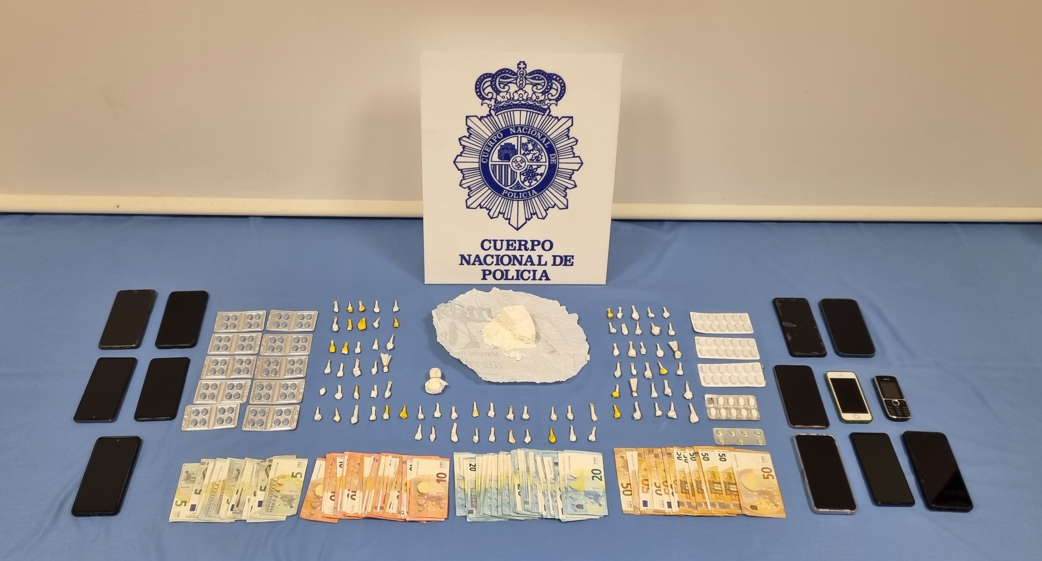 La Policía ha intervenido más de 200 gramos de coca y 185 pastillas de viagra en los registros practicados durante la operación.