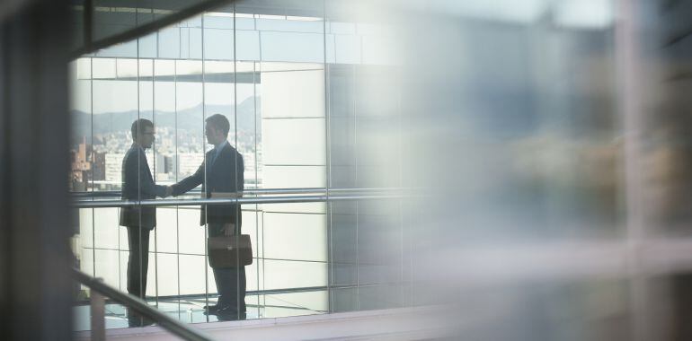 Hombres de negocios se estrechan la mano. 