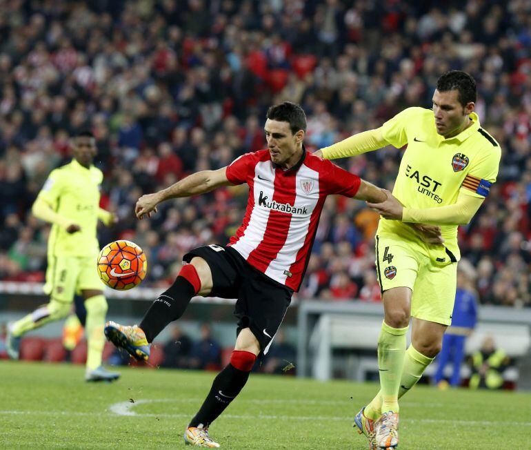 El delantero del Athletic de Bilbao Aritz Aduriz disputa un balón con el capitán del Levante UD, el defensa David Navarro (d) en partido correspondiente a la decimosexta jornada de la Liga BBVA disputado en San Mamés. EFE-Luis Tejido
