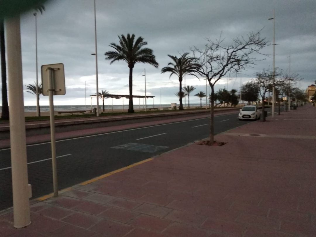 La playa de Gandia desierta durante la Semana Santa de este 2020