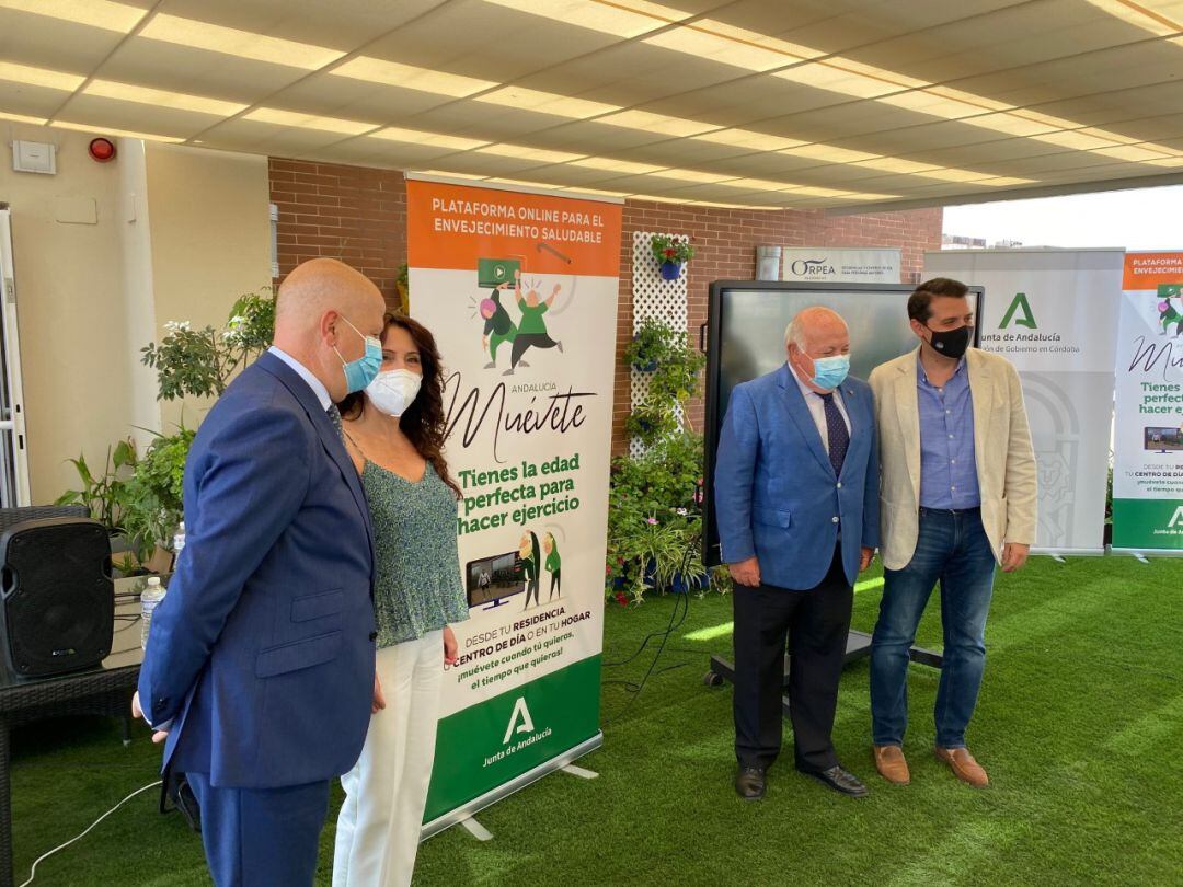 Consejeros de Educación y Salud, consejera de Igualdad y el alcalde de la ciudad. 