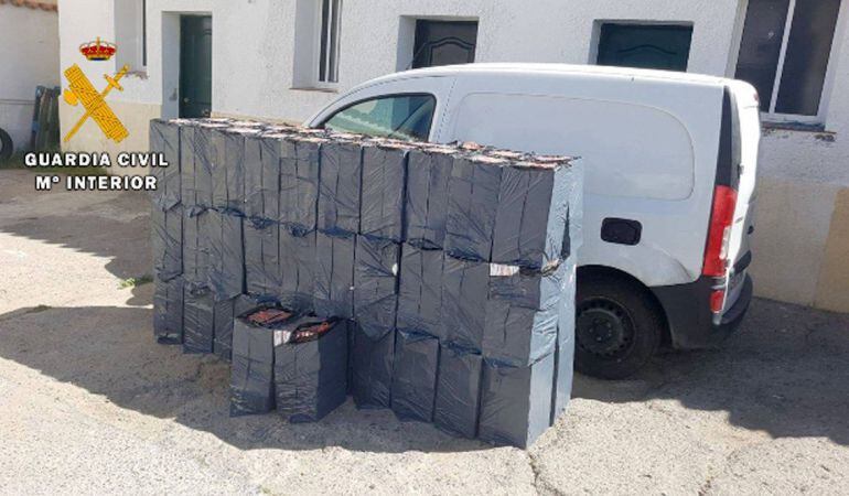 Fotografía facilitada por ,a Guardia Civil, que ha intervenido 15.500 cajetillas de tabaco de contrabando, valoradas en 66.650 euros.