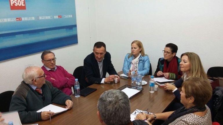 Una de las reuniones mantenidas por las diputadas socialistas