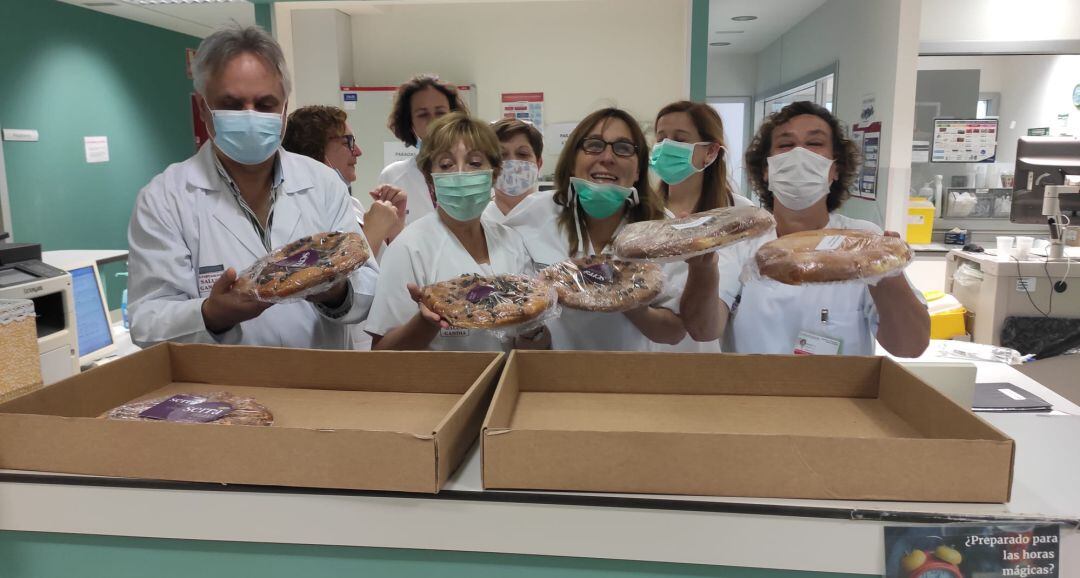 Monas de Pascua y tortillas para los sanitarios del hospital de Gandia