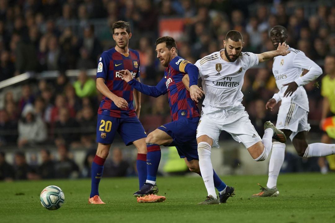 Messi y Benzema, mano a mano en la primera parte del Clásico.