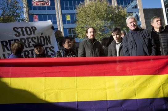 Jorge Verstrynge (2-d) junto al líder de Podemos, Pablo Iglesias