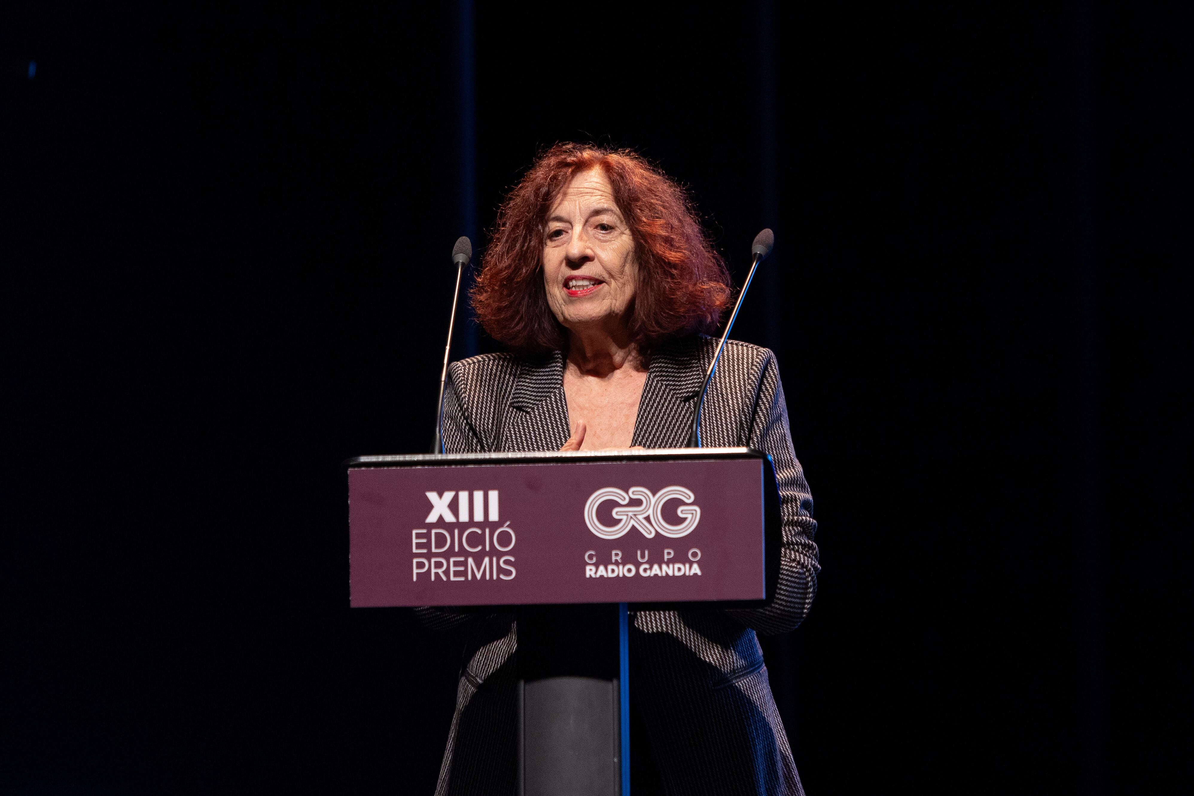 Teresa Pascual al recibir el premio de la categoría Cultura de los premios Grupo Radio Gandia.