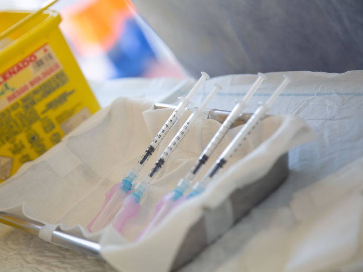 Retrasan la vacunación de los mayores de 80 años por falta de dosis de Pfizer