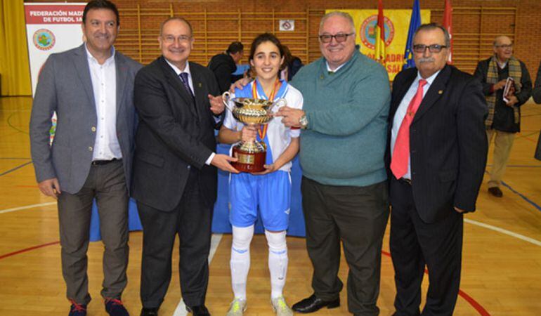 La capitana María recogió el trofeo de manos de los alcaldes de Parla y Humanes, Luis Martínez Hervás y José Antonio Sánchez