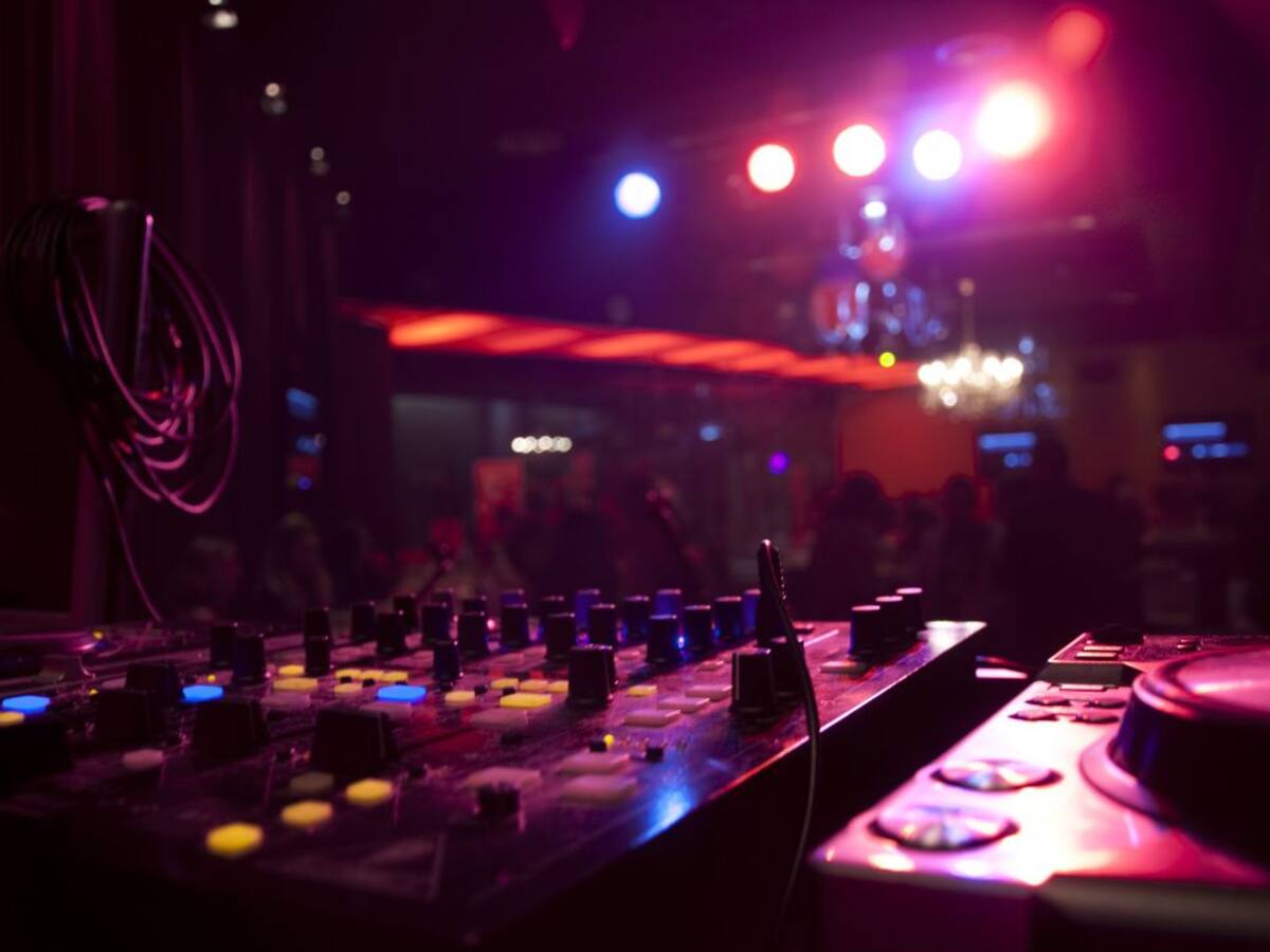 Acuerdo entre Generalitat y empresarios para reabrir el ocio nocturno hasta medianoche