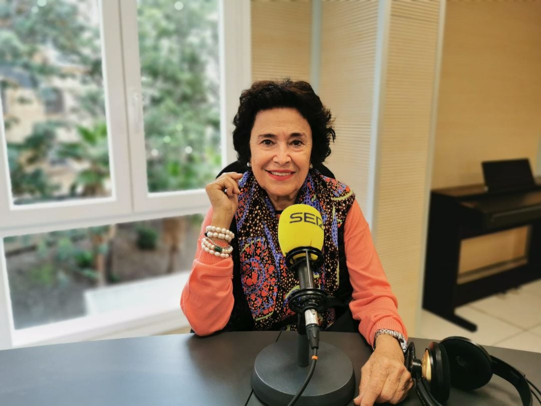 María Dolores Pelayo en los estudios de Radio Club Tenerife