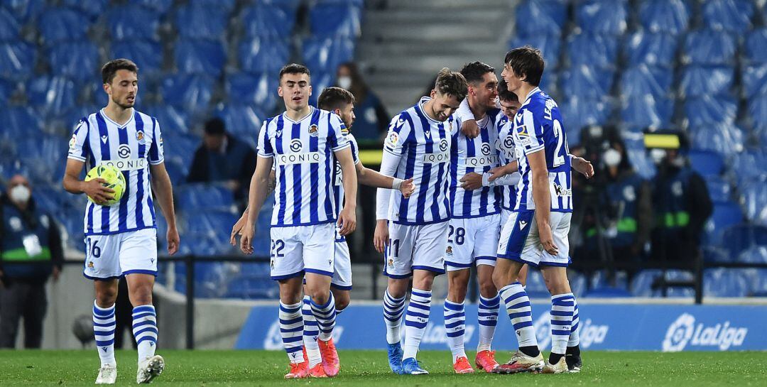 Roberto López es felicitado por sus compañeros en Anoeta tras su golazo contra el Athletic