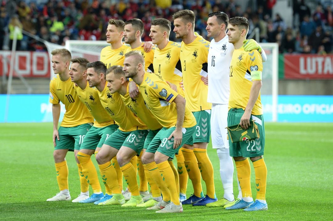 La selección lituana de fútbol, justo antes de su partido frente a Portugal.