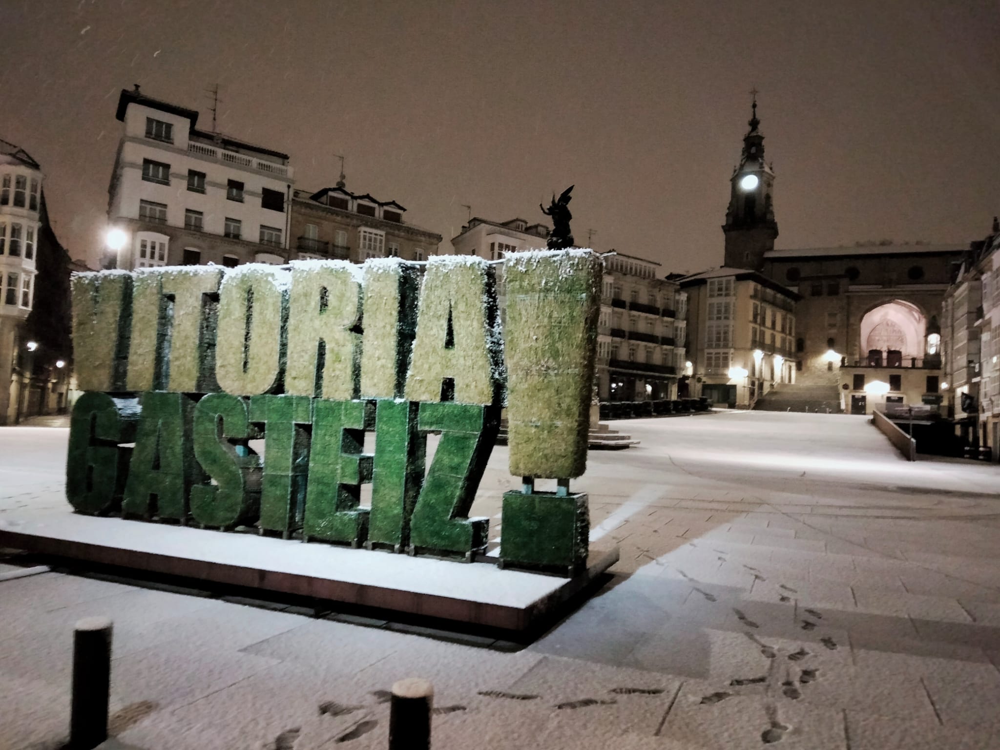 Así estaba la Plaza de la Virgen Blanca a las seis de la madrugada