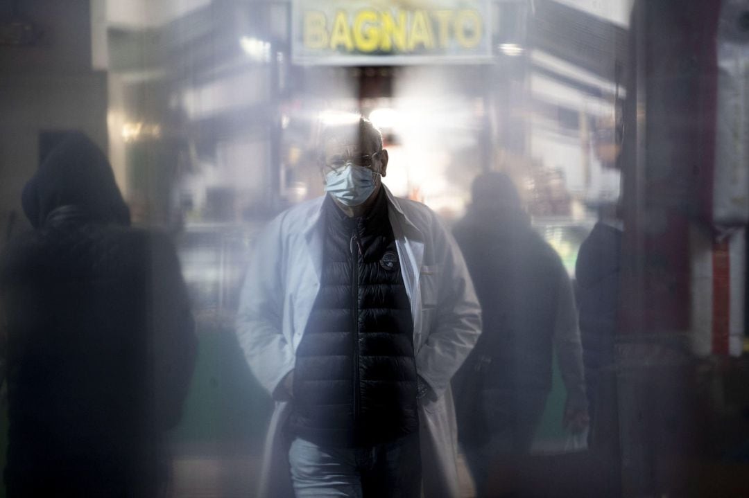 Un hombre con mascarilla pasea por el mercado cubierto de Piazza Vittorio, en Roma (Italia), este jueves.