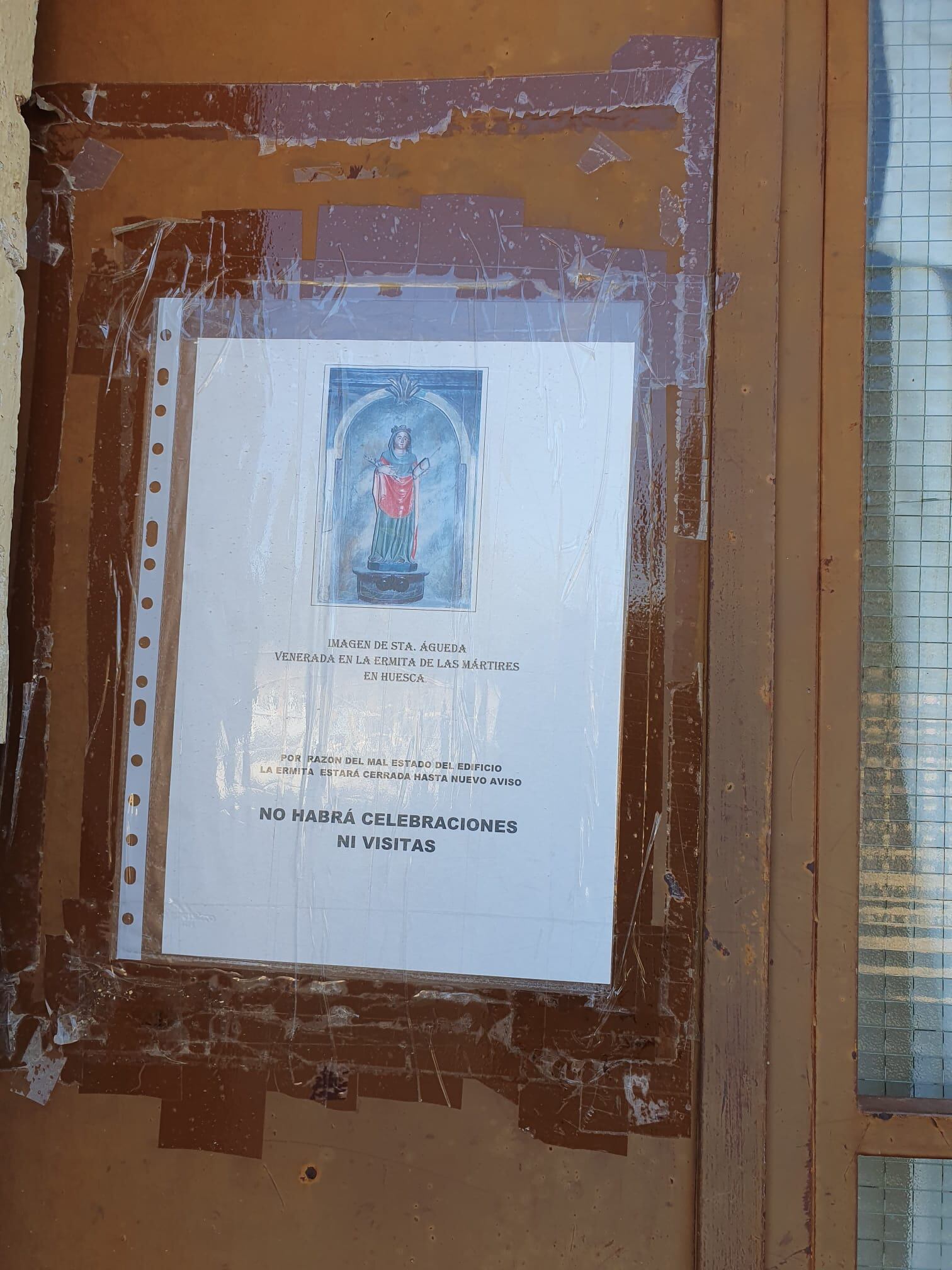 Cartel en la ermita de las Mártires anunciando el domingo que no había misa