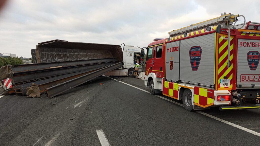 Vuelco de un camión en la A-7 que transportaba vigas de hierro. Consorcio de Bomberos.