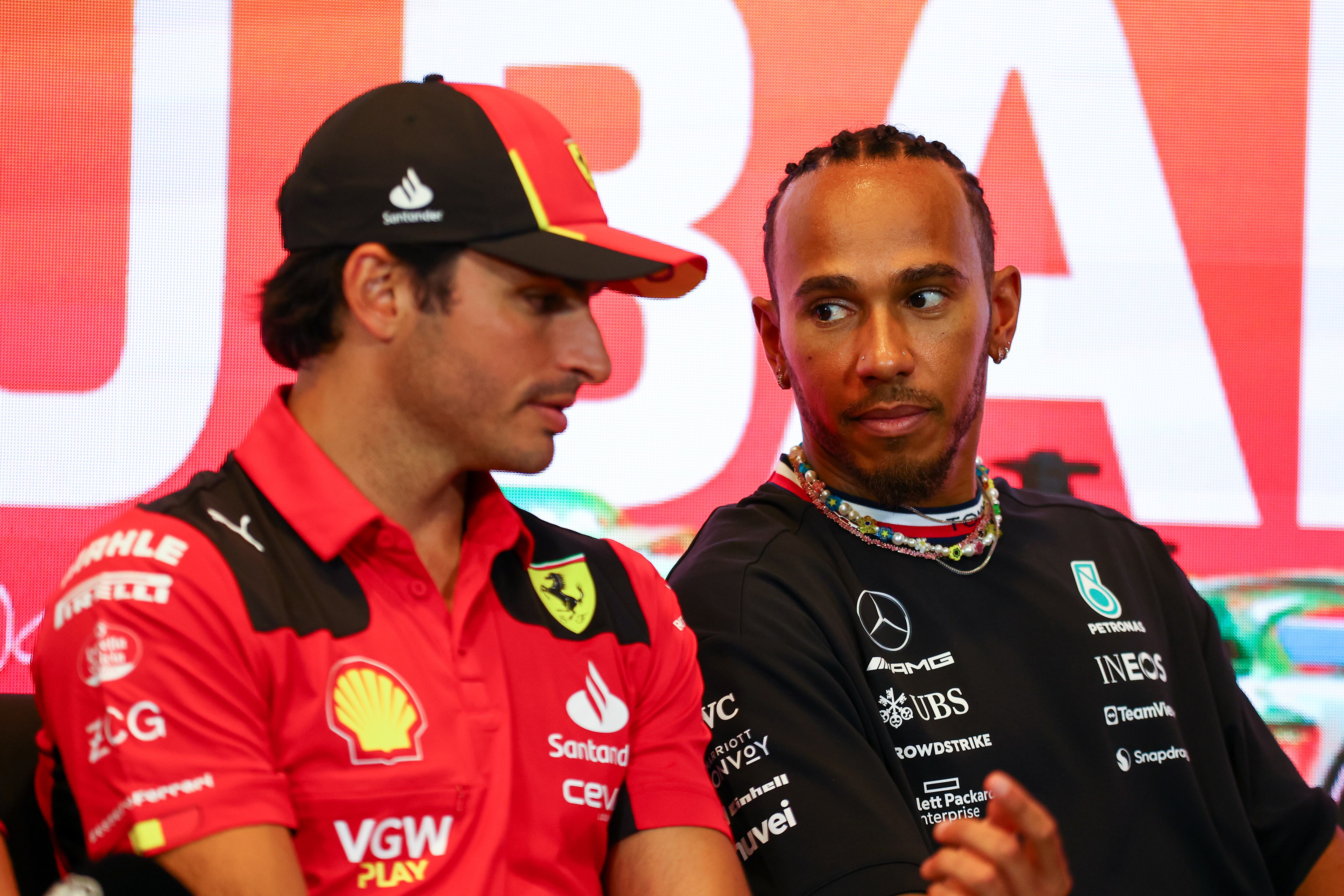 Lewis Hamilton y Carlos Sainz, en la previa del Gran Premio de Azerbaiyán de Fórmula 1. (Photo by Bryn Lennon/Getty Images)