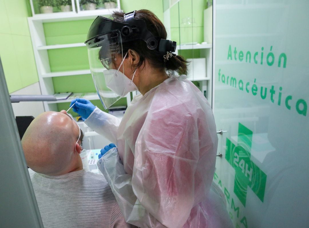 Una trabajadora sanitaria realiza un test de antígeno a un hombre en la farmacia Las Gemelas, Madrid, la semana pasada.