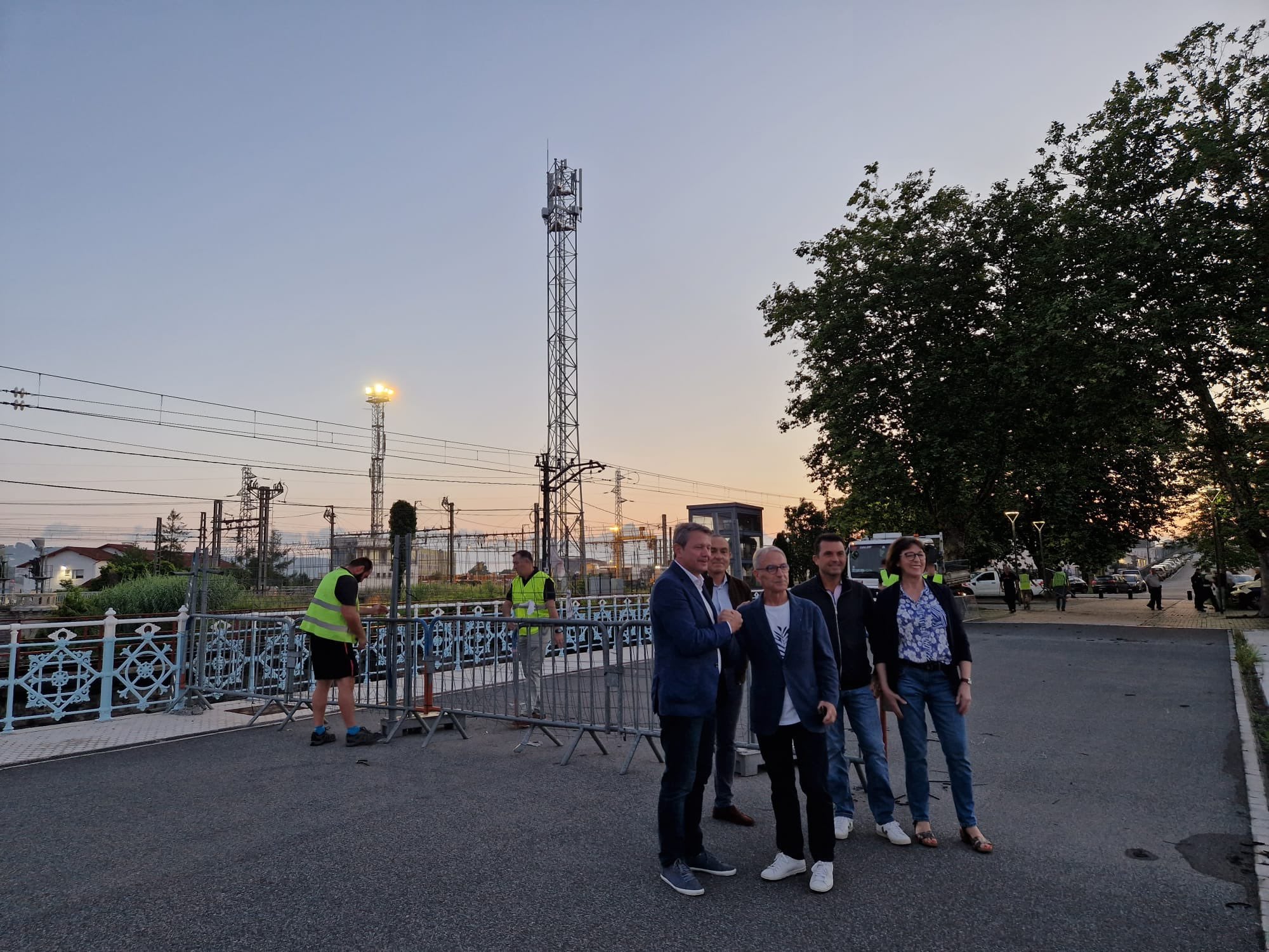 Santano y Ezenarro se saludan tras la reapertura | Fuente: Ayuntamiento de Irun