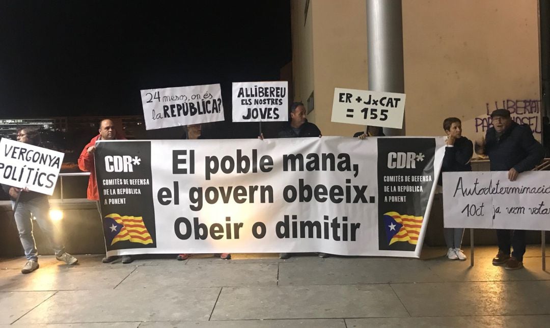 Una decena de CDR protestan a las puertas de un mitin de JxCat en Lleida.