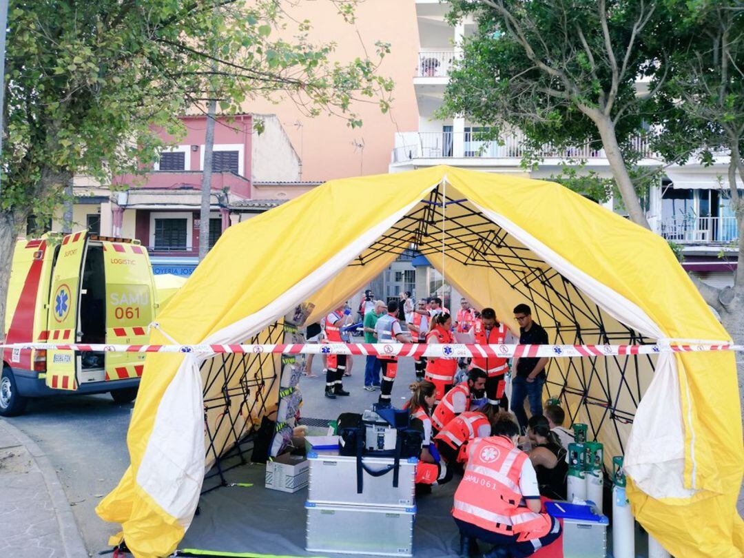 Hospital de campaña instalado esta mañana en las inmediaciones del hotel