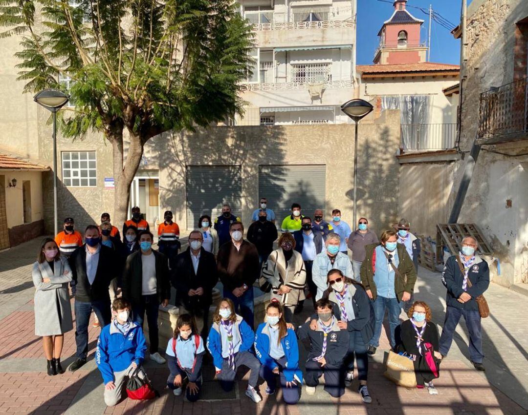 Foto de familia tras la recolecta de alimentos